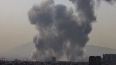 1444x920_un-panache-de-fumee-s-eleve-a-la-suite-a-une-explosion-signalee-a-teheran-le-28-fevrier-202.jpeg