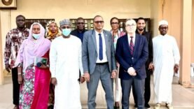 L’Ambassadeur de France en visite au centre de contrôle des denrées alimentaires pour assurer la sécurité alimentaire.