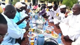 Iftar Sayim à Abéché : un moment de convivialité entre journalistes et autorités pour renforcer le dialogue.