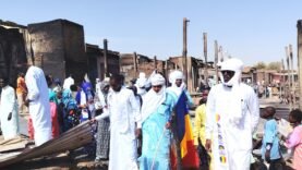 solidarité à abéché : un élan communautaire après l&rsquo;incendie du marché ridjil