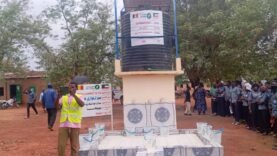 Direct Aïd offre trois mini-châteaux à Bébédjia pour soutenir l&rsquo;éducation des enfants