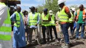 Amélioration urbaine : le ministre Kourda supervise le bitumage des rues à N&rsquo;Djaména