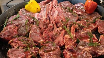 enorme-poele-viande-crue-comme-cotes-steaks-epices-legumes-non-cuits_516190-206.jpg