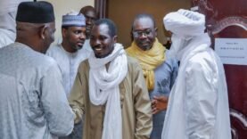 Le ministre de la Santé accueille le Dr Tisembé Lamsicreo, ancien otage de Boko Haram, pour renforcer la coopération humanitaire.