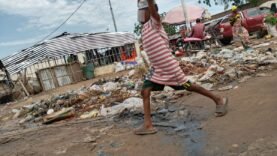 N&rsquo;Djamena : des enfants рабочие de la rue pour survivre
