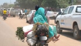 Motos surchargées à N&rsquo;Djamena : entre survie et danger routier
