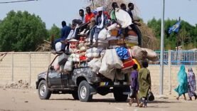 Marchands ambulants perchés sur leurs produits à Bol