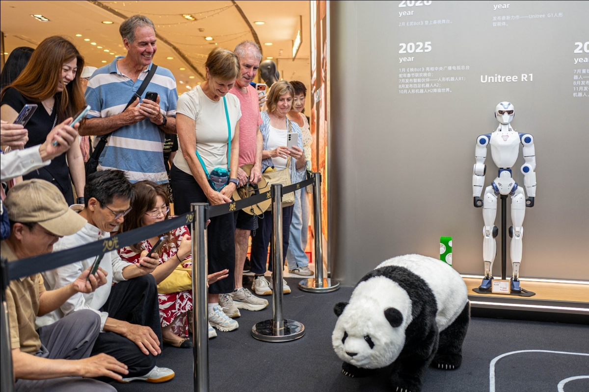 foreign-tourists-watch-a-robot-dog.png