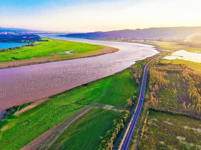 La Mère des Rivières : Trois Stations Hydrologiques au Secours