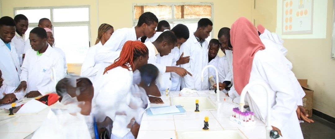 uao-bouake-universite_bouake-Seance-pratique-de-determination-des-groupes-sanguins-avec-les-etudiant.jpeg