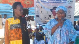 Monique Mayala Ngaralbaye soutient la colonie de vacances au Centre