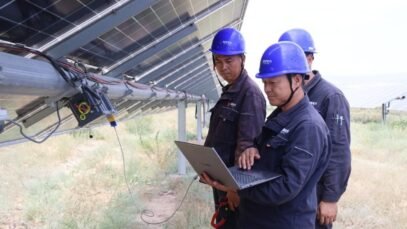 Chinese-and-Kyrgyz-technicians.jpg