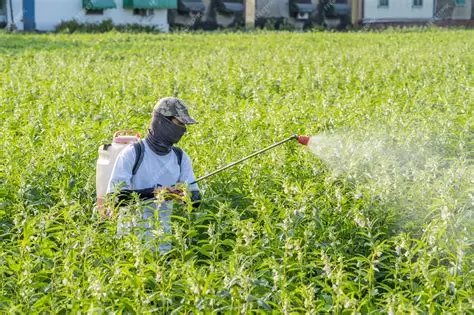 Un-agriculteur-pulverisant-du-pesticide-dans-son-champ.webp