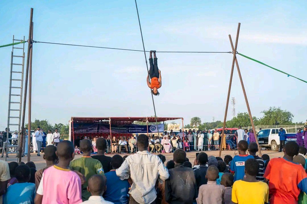 Spectacle de funambulisme à la Place de la Nation