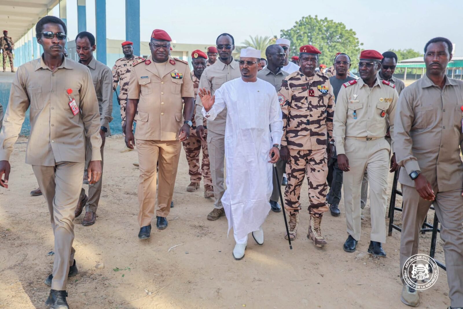 Visite surprise du président à l&rsquo;école des enfants de troupe au Tchad