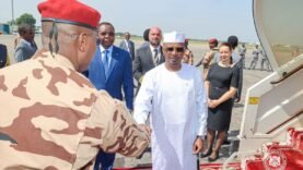 Retour à N&rsquo;Djaména du Maréchal du Tchad après son séjour à Paris