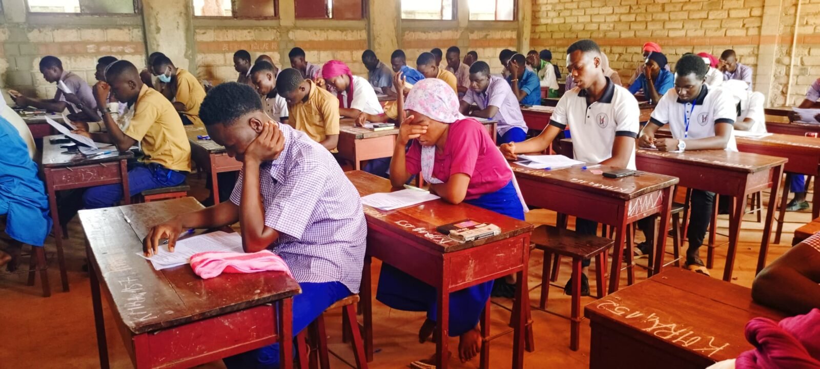 Uniformes scolaires imposés : les parents protestent contre le coût