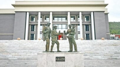 sculpture-at-the-Jinzhou.jpg